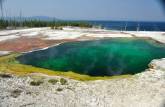 Maravilhosa piscina transparente e esverdeada, de água fervente, ao lado do Yellowstone Lake, no Yellowstone National Park, em Wyoming, nos Estados Unidos